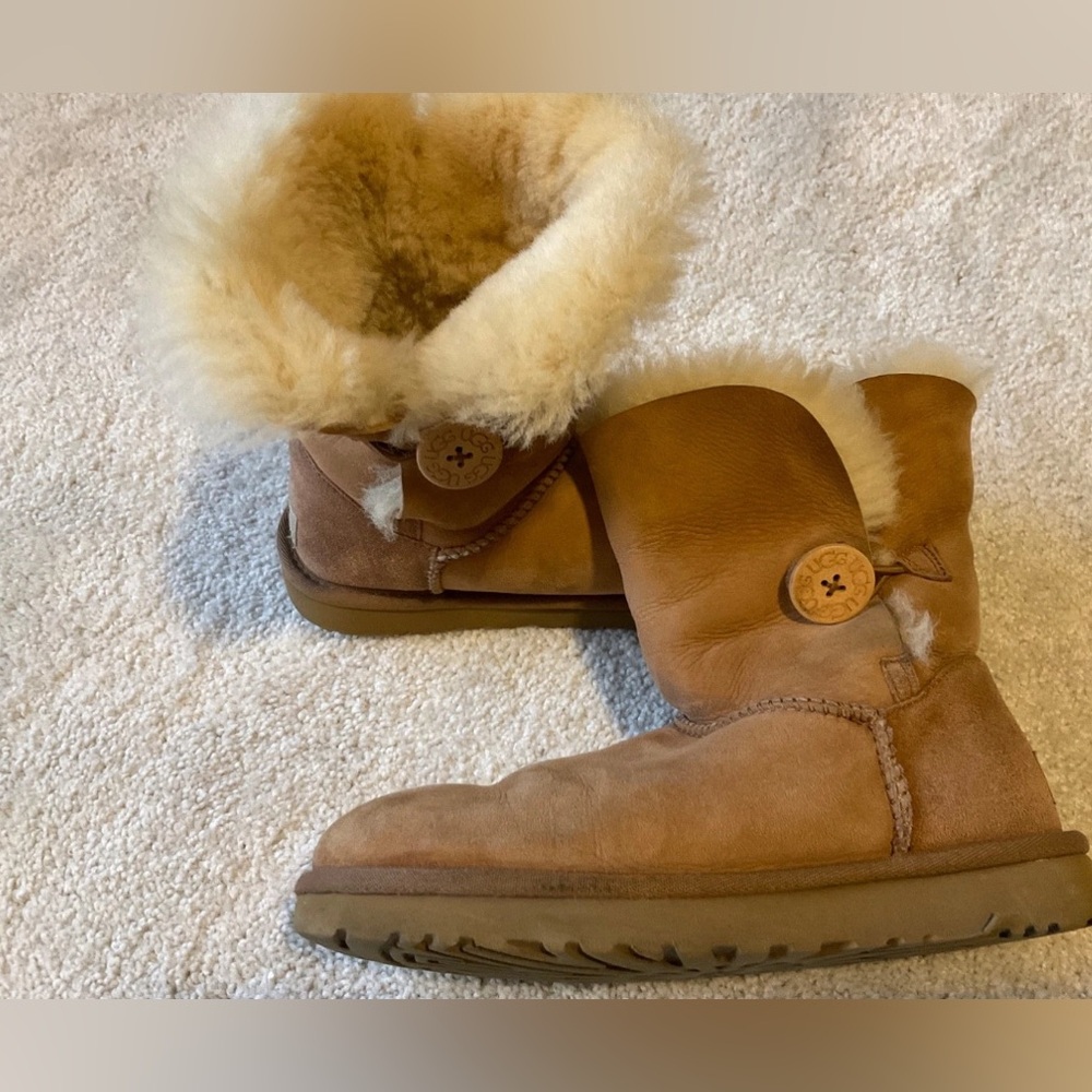 Womens UGG Boots Bailey button tan beige sz 7 GUC authentic sheepskin